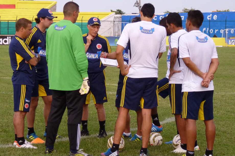 Pékerman y sus asistentes dan las primeras indicaciones al plantel, con miras al partido del viernes. /Colfútbol
