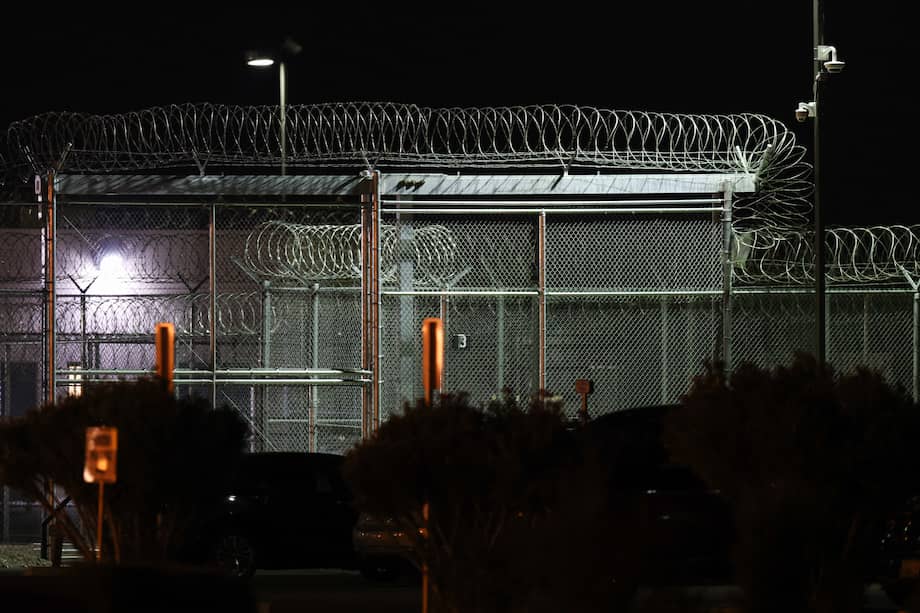 Una cerca de alambre de púas rodea el centro de detención y procesamiento de ICE de la empresa GEO Group en Adelanto, California, el 10 de julio de 2025.