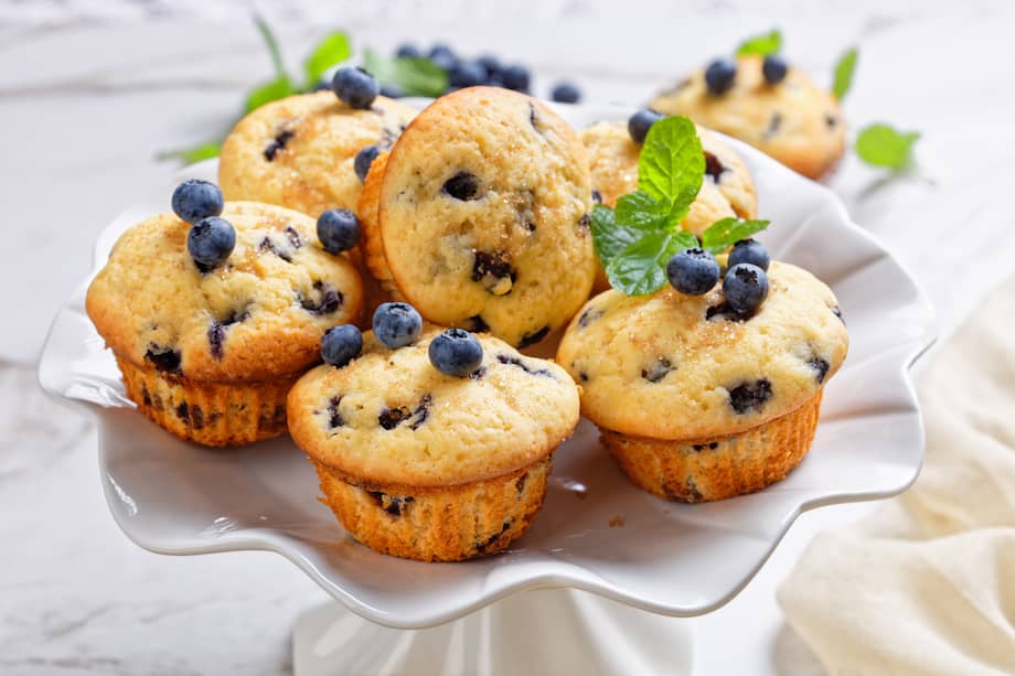 Estos muffins de limón también puedes servirlos con trozos de mango o fresa.