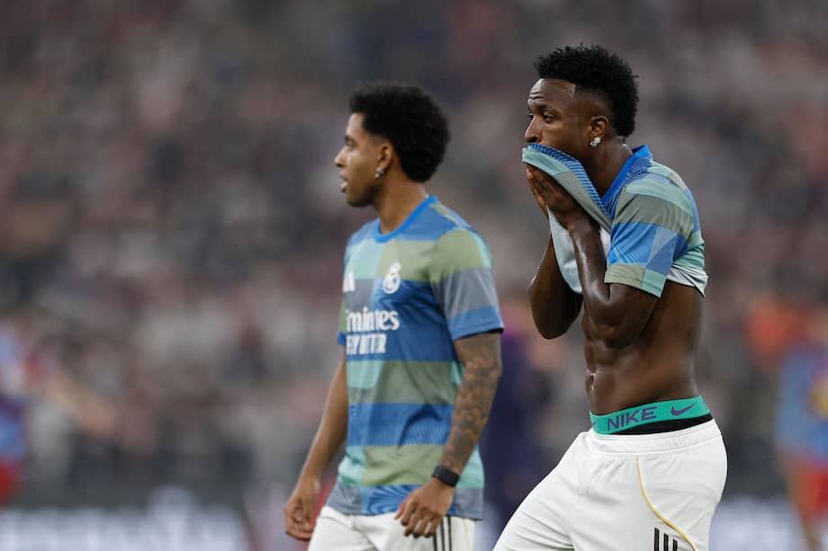 Los jugadores brasileños del Real Madrid, Vinicius Jr. y Rodrygo, durante el calentamiento previo al encuentro de la final de la Supercopa de España entre FC Barcelona y Real Madrid en el estadio Ciudad Deportiva del Rey Abdalá en Jeda, Arabia Saudita.