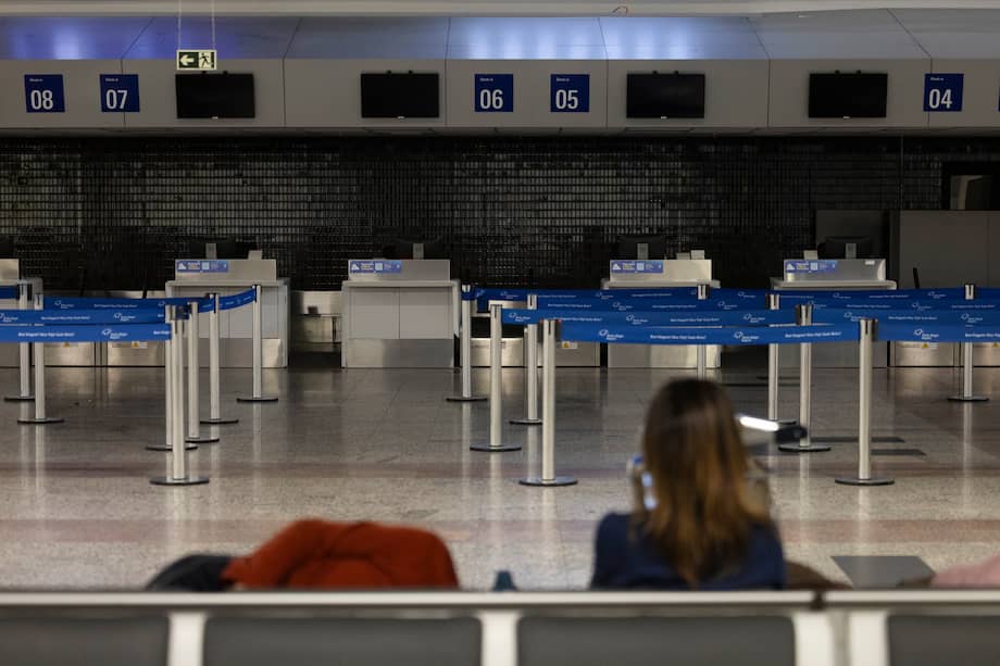 Uno de los factores más críticos es el aumento en el precio del combustible de aviación, que representa aproximadamente el 30% de los costos de las aerolíneas.