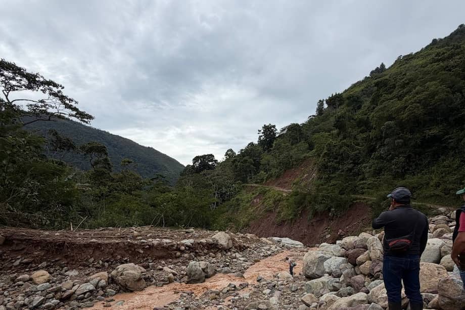 Las personas afectadas en la zona rural se arriesgan a cruzar los afluentes ante la pérdida del paso vial.