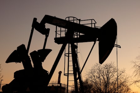 El mundo acumula más petróleo mientras la demanda pierde fuerza: AIE