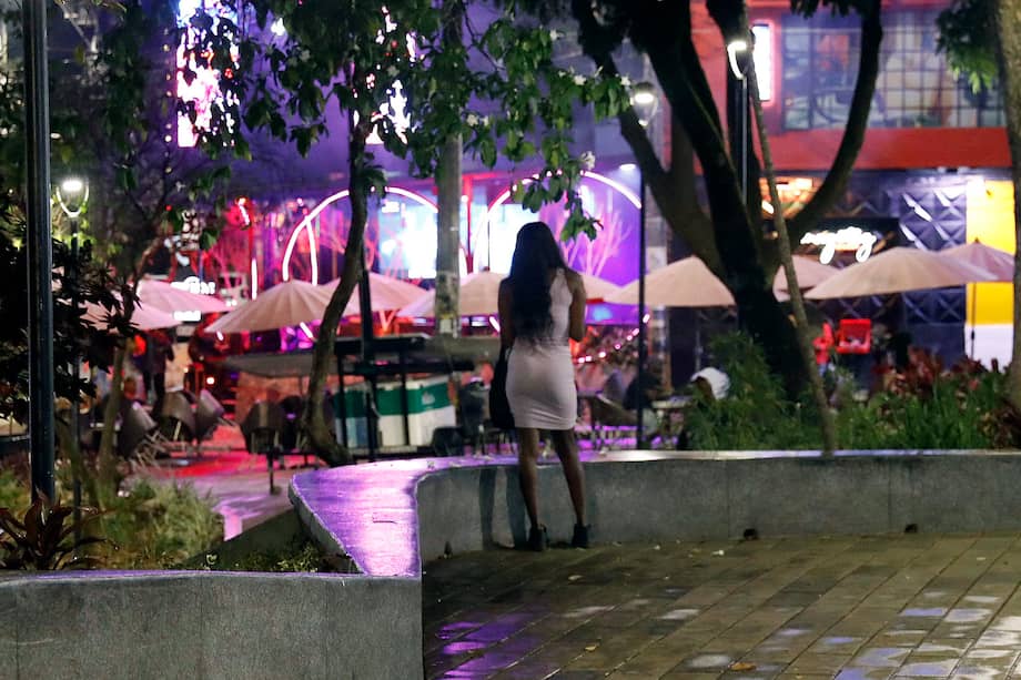 AME4168. MEDELLÍN (COLOMBIA), 01/04/2024.- Fotografía de una mujer en inmediaciones del Parque Lleras, este lunes en el sector de El Poblado en Medellín (Colombia). EFE/ Luis Eduardo Noriega A.