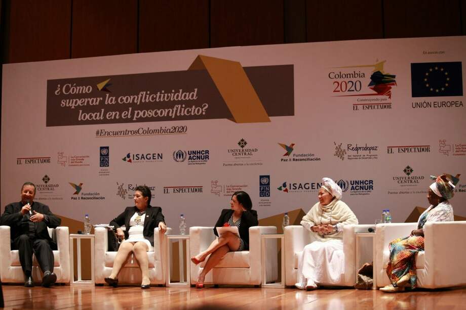 Gloria Castrillón, directora de Colombia2020, modera el panel en la Universidad Central de Colombia. / /Colombia2020.