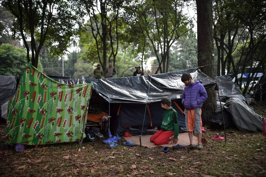Sobre la Autopista Norte, a la altura de la calle 195, permanecen cerca de 500 migrantes que buscan retornar a su tierra natal.
