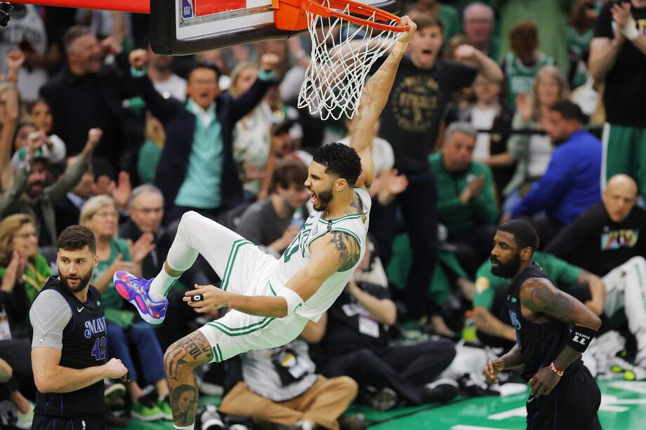 Jayson Tatum (C) encesta durante la primera mitad del primer partido de las Finales de la NBA entre los Dallas Mavericks y los Boston Celtics en Boston.