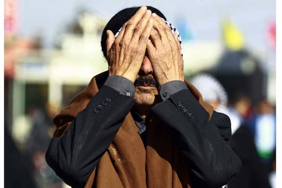 Familiar de una víctima del Estado Islámico, grupo que siembra el terror en el norte de Irak, durante el entierro colectivo de víctimas de los islamistas. / AFP