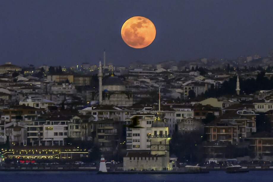 La superluna azul de sangre en Estambul. / AFP
