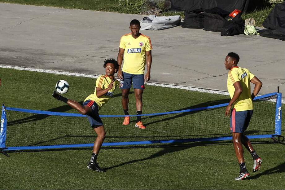 Juan Guillermo Cuadrado, Cristian Zapata y Yerry Mina, durante el entrenamiento de este lunes en Sao Paulo. / AFP