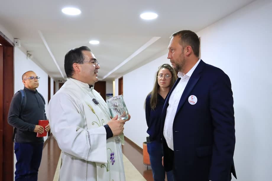Sacerdote Elfy Bernal y alcalde de Tunja,
Mikhail Krasnov.