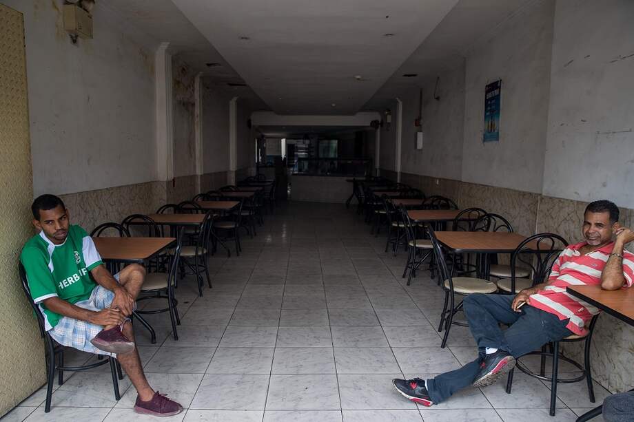 Trabajadores de un restaurante esperan clientes a pesar de un corte eléctrico hoy, martes 31 de julio de 2018, en Caracas (Venezuela). / EFE