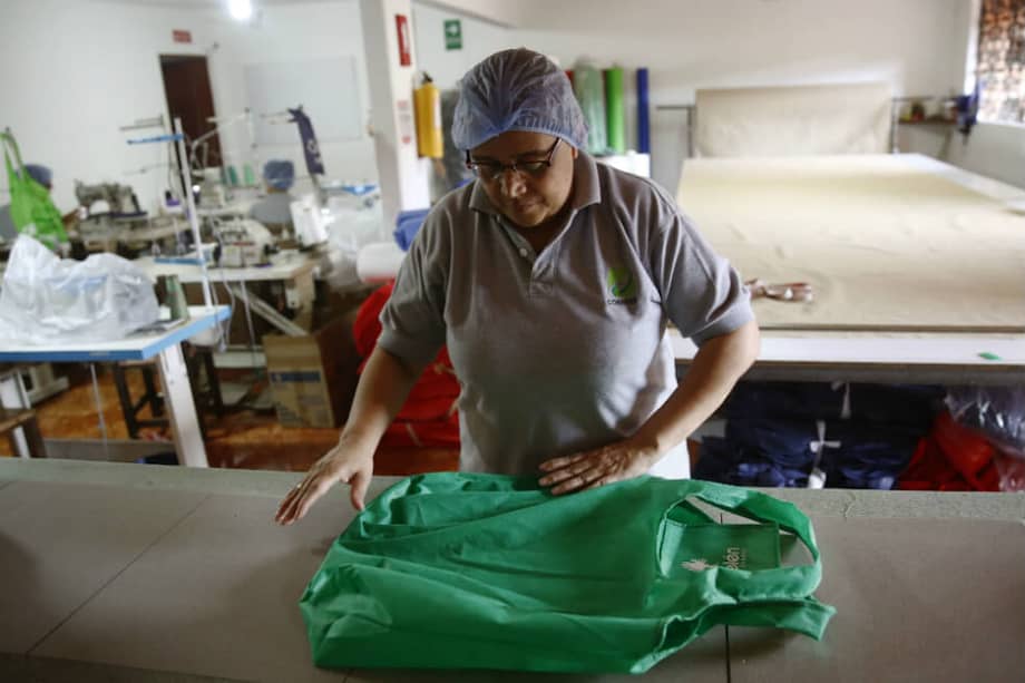 Fotografía de una mujer trabajando en la empresa Coentex, en Medellín. / EFE