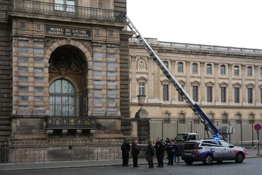 Agentes de la policía francesa se encuentran junto a un ascensor de muebles utilizado por los ladrones para entrar en el Museo del Louvre, en Quai Francois Mitterrand, en París, el 19 de octubre de 2025.