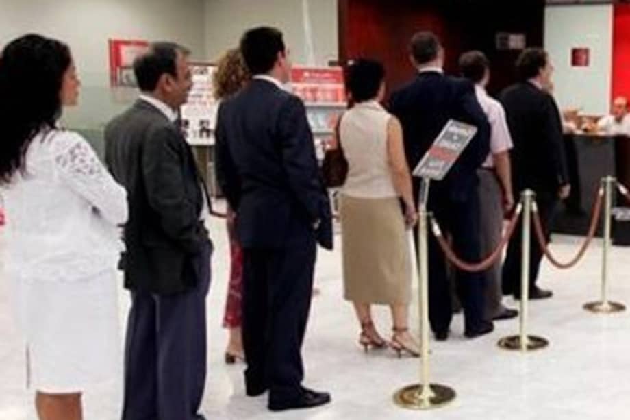 Chino intenta atracar banco y cajero le obliga a hacer cola