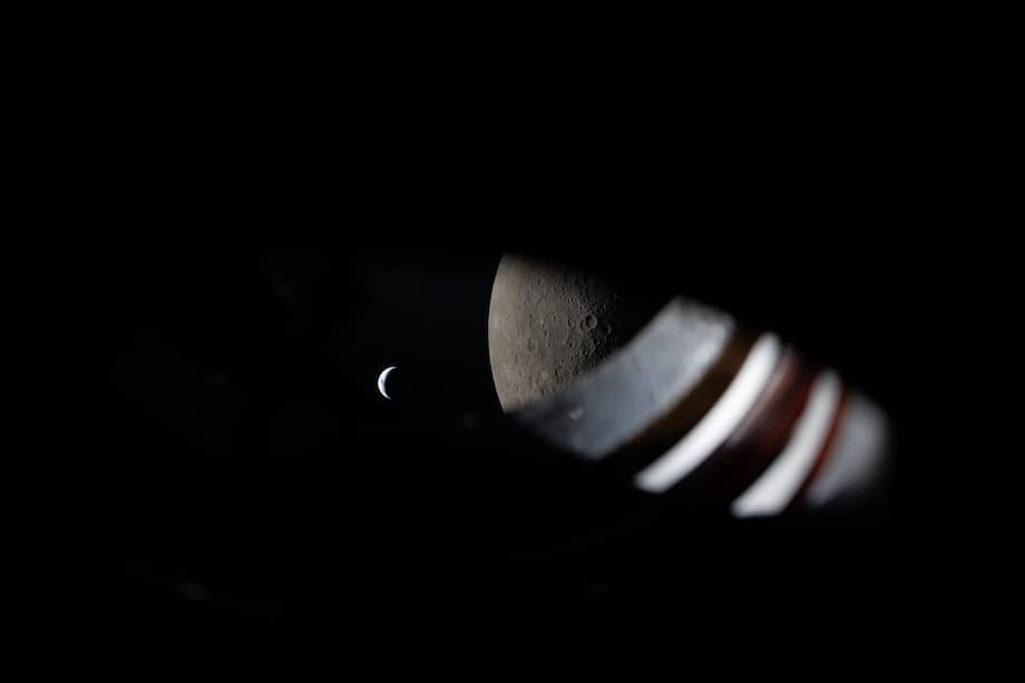 Vista desde la ventana de la nave espacial Orion, durante el sobrevuelo lunar Artemis II el 6 de abril de 2026.