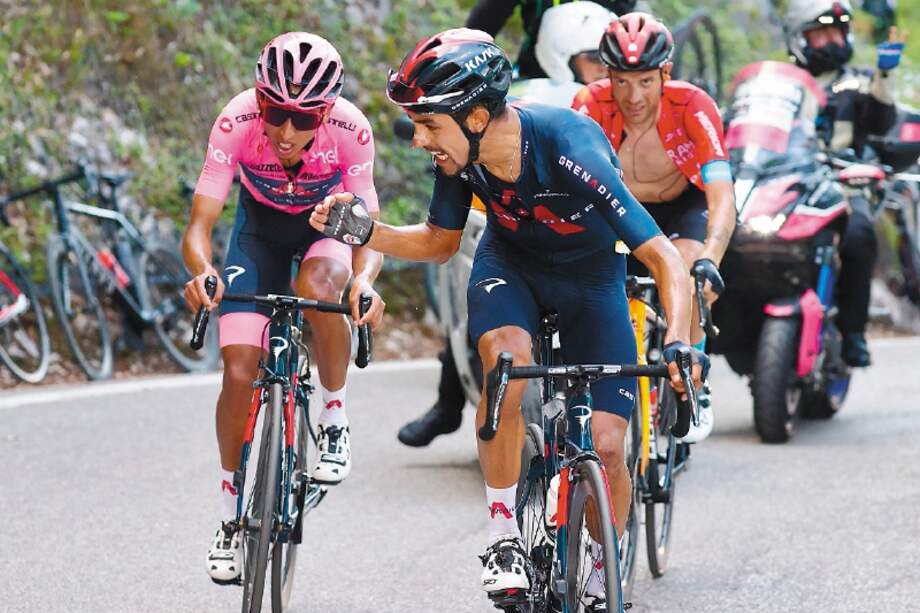 Daniel Felipe Martínez y Egan Bernal en una de las escenas más memorables del ciclismo colombiano, cuando el primero ayudó al segundo a mantenerse a rueda y defender el título de Giro de Italia en 2021.