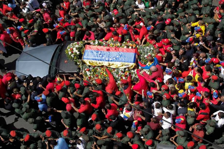 El féretro del difunto presidente de Venezuela, Hugo Chávez, es acompañado por cientos de seguidores.