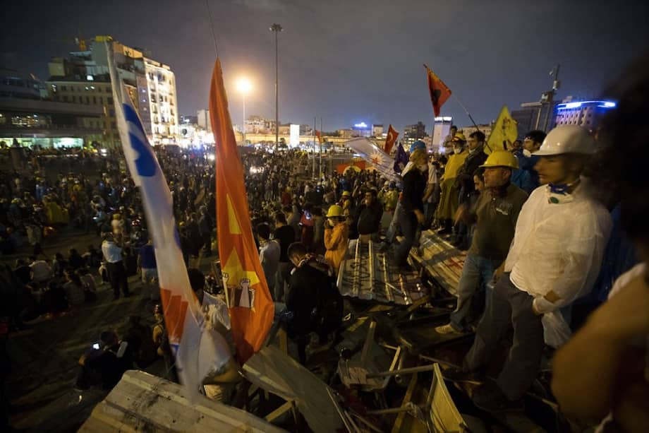 Manifestantes se reúnen sobre una gran barricada en la Plaza Taksim, en la entrada del parque Gezi, centro donde se iniciaron las protestas./ EFE