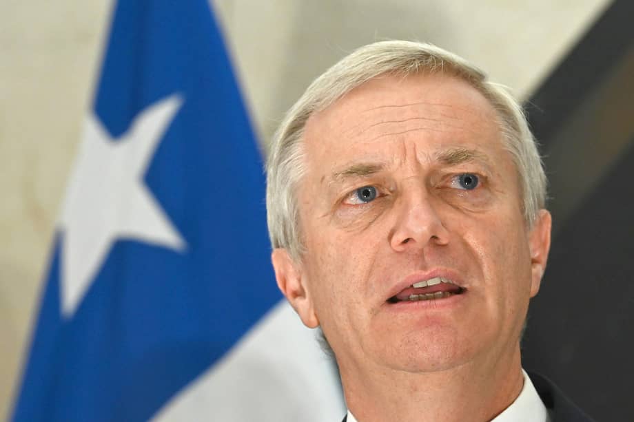 El presidente de Chile, José Antonio Kast, habla durante una conferencia de prensa.