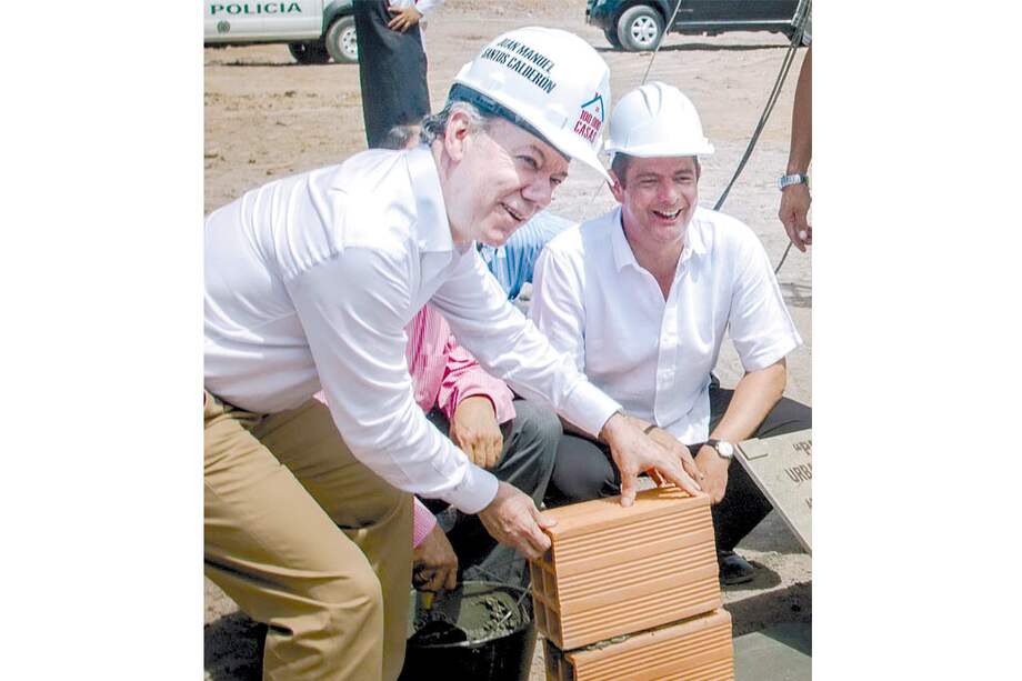 El presidente Santos junto al ministro saliente, Germán Vargas Lleras. / Presidencia