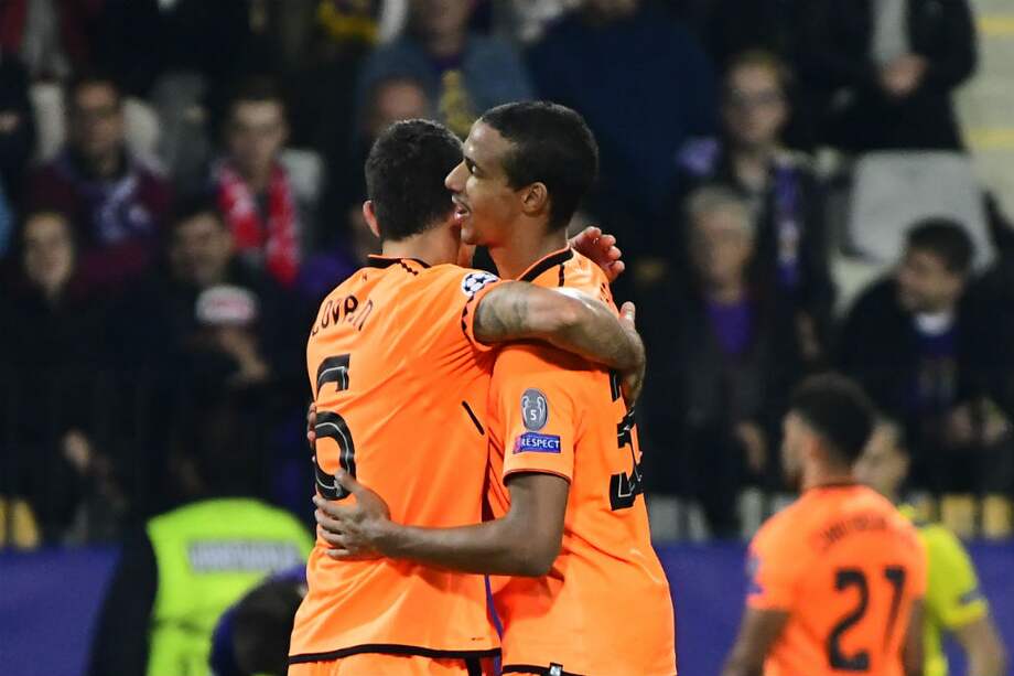 Lovren y Matip celebran el triunfo del Liverpool en el estadio Ljudski / AFP