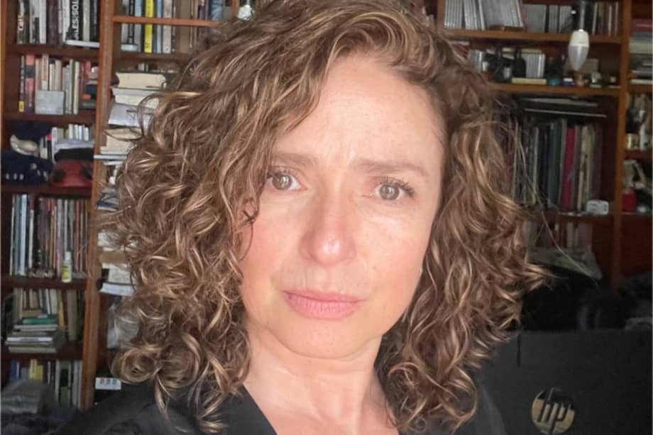 La cuentista y novelista Adriana Arjona es Magíster en Escrituras Creativas de la Universidad Nacional de Colombia, donde es profesora. También, Magíster en Artes Expresivas de The European Graduate School y Especialista en Creación Narrativa de la Universidad Central de Colombia.