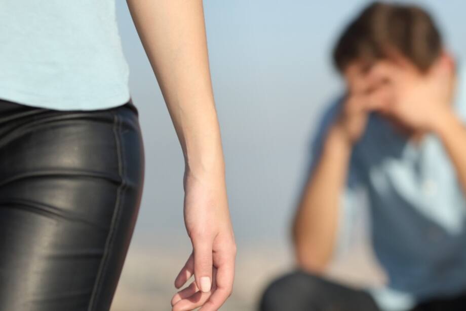 Los hombres suelen callar sus sentimientos y ocultan sus emociones.