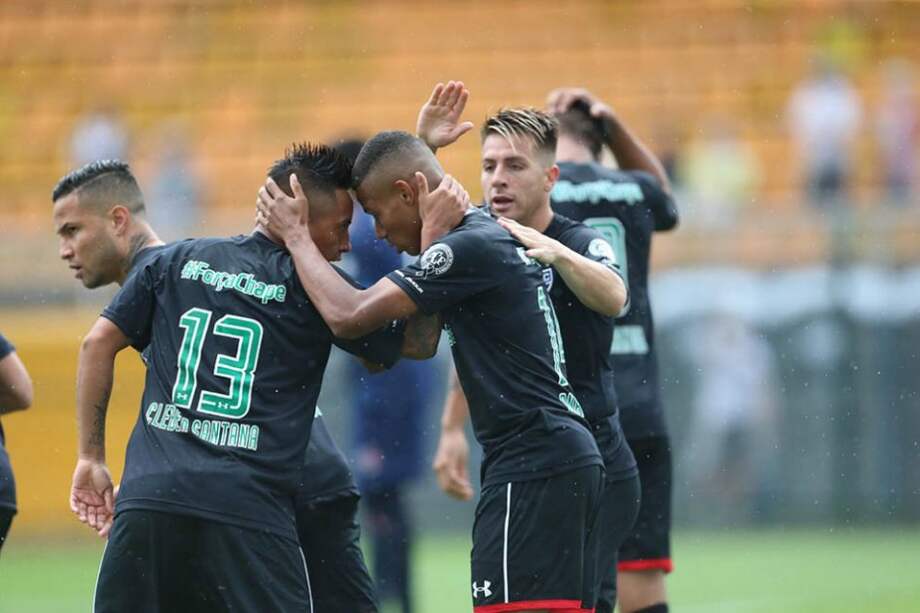 Los jugadores del Sao Paulo lucieron uniformes en honor al Chapecoense. / @SaoPauloFC