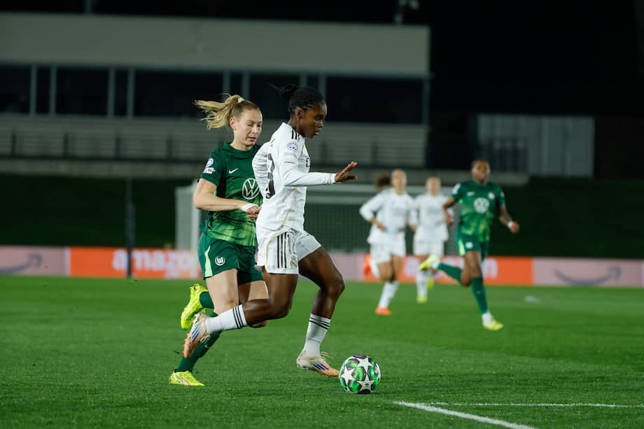 La delantera colombiana del Real Madrid Linda Caicedo (d) controla el balón durante el partido de la fase de grupos de la Liga de Campeones entre el Real Madrid y el Wolfsburgo, este martes en el estadio Alfredo Di Stéfano.