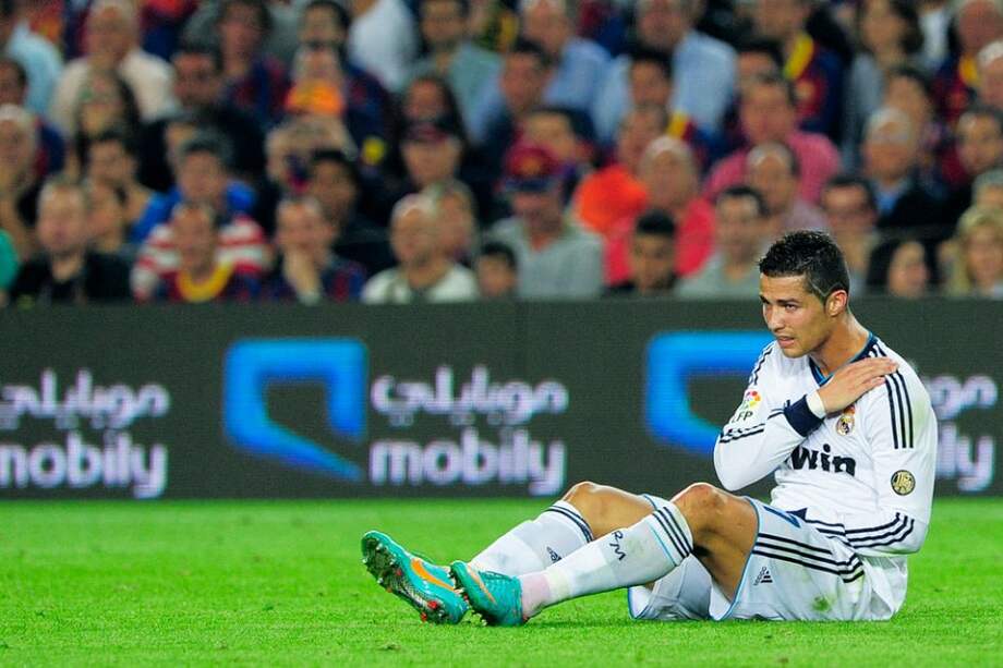 Crisitiano Ronaldo sufrió un esguince en el hombro izquierdo en el clásico liguero contra el Barcelona. Foto: AFP