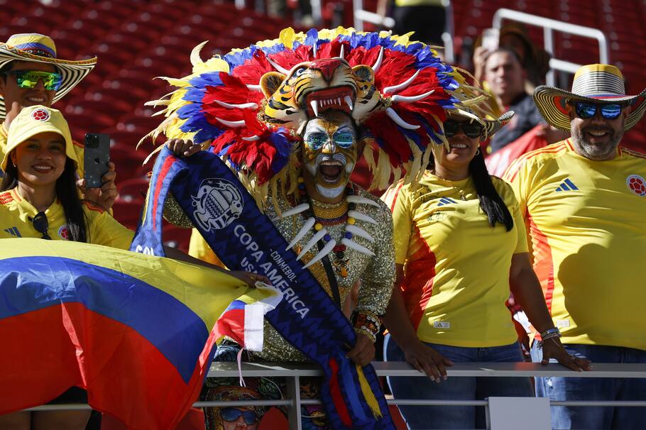 Santa Clara (United States), 02/07/2024.- Colombia fans gather in the stands before the start of the CONMEBOL Copa America 2024 group D soccer match between Brazil and Colombia, in Santa Clara, California, USA, 02 July 2024. (Brasil) EFE/EPA/JOHN G. MABANGLO