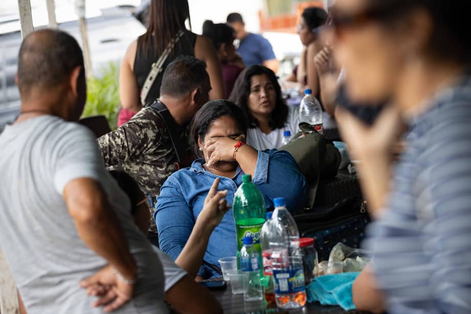Una familiar de presos políticos reacciona frente al centro penitenciario Rodeo I este sábado, en Zamora estado de Miranda (Venezuela). Organizaciones no gubernamentales y de oposición informaron de la excarcelación de otros tres presos políticos, como parte del proceso de liberación de un "número importante" de estos detenidos anunciado el jueves por las autoridades, aunque, de momento, las ONG registran una cifra inferior a 20.