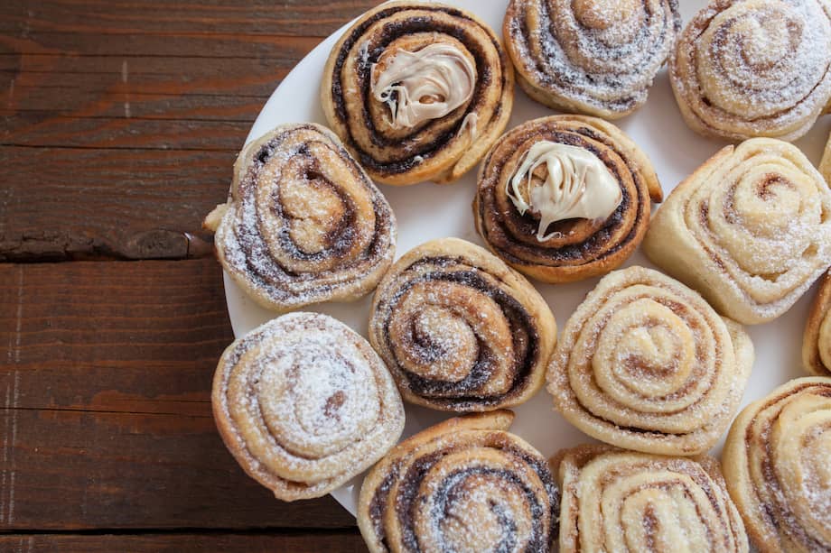 Espolvorea también azúcar en estos rollos de canela para emplatar.
