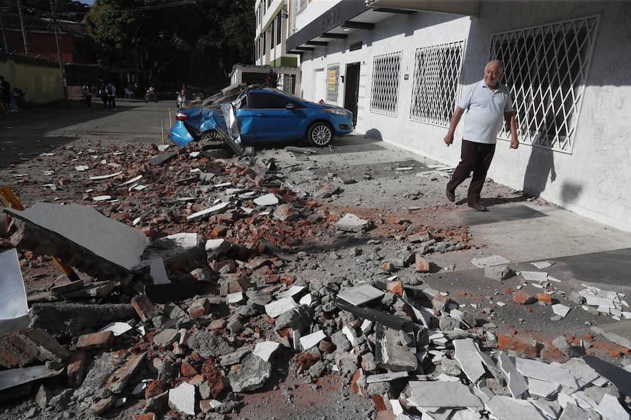 Un hombre observa escombros tras un fuerte temblor este lunes, en Cali (Colombia). Un temblor de magnitud 7,4 sacudió gran parte de Colombia, según el Servicio Geológico Colombiano (SGC), y las autoridades informaron de daños en varias ciudades como Manizales, Cali y Pereira. EFE/ Ernesto Guzmán