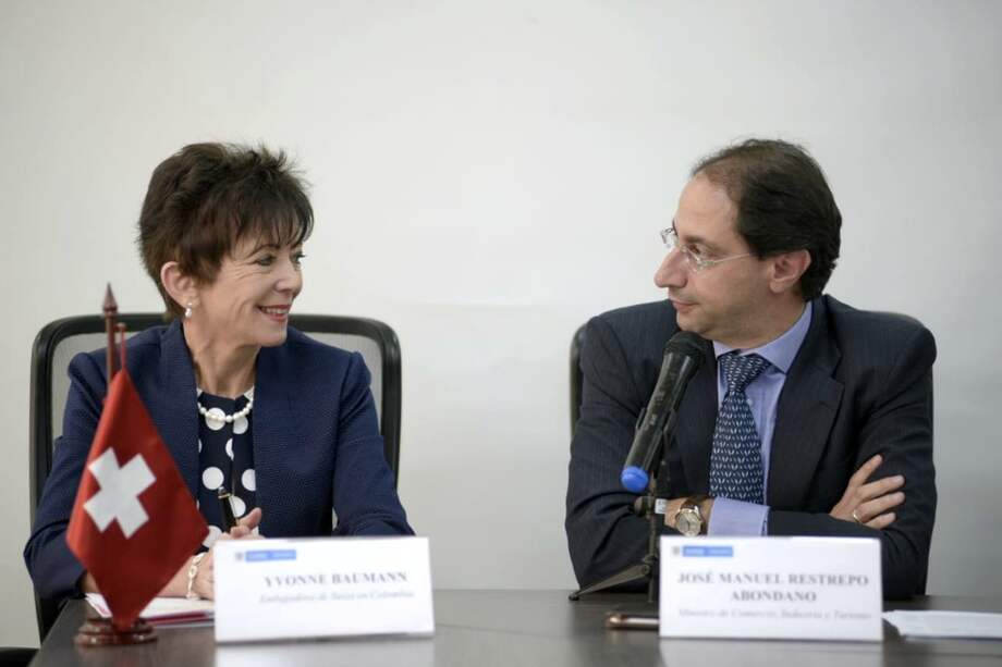 Yvonne Baumann, embajadora de Suiza en Colombia, y José Manuel Restrepo, ministro de Comercio.