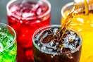 OMS busca que países aumenten precios de bebidas azucaradas y tabaco en un 50 % para 2035