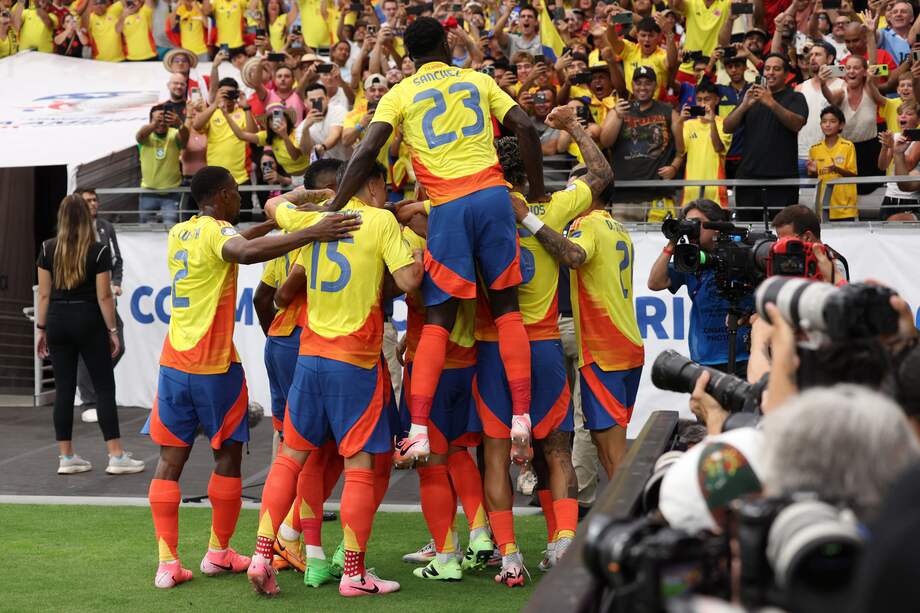 Los jugadores de Colombia celebran su triunfo contra Panamá.