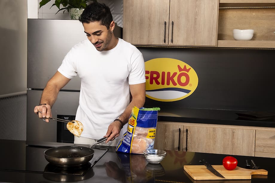 Directo del congelador a la sartén, así el actor Daniel Mira prepara y disfruta de un Club Sándwich con pechuga FRIKO.
