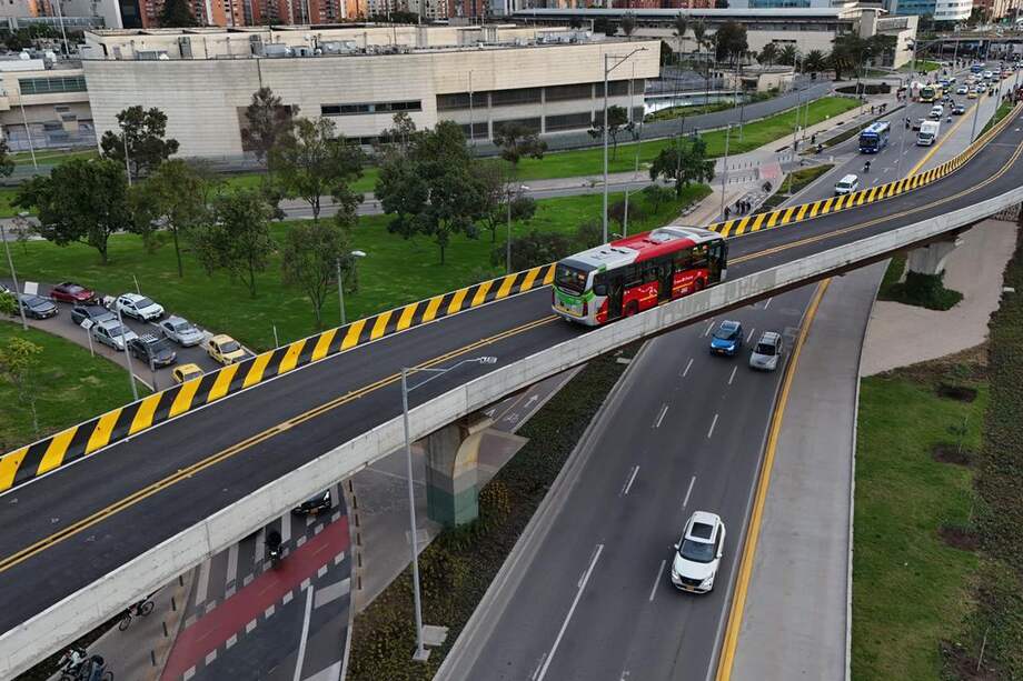 El puente, de uso exclusivo para TransMilenio, tiene dos carriles para buses articulados y biarticulados; tiene 570 metros de longitud y más de COP $45.000 millones de inversión y permitirá mejorar la movilidad entre el occidente y el centro de la ciudad.