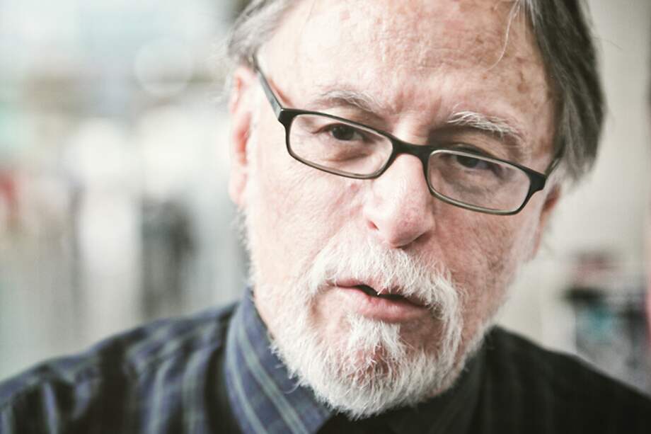 David Huerta, quien al enterarse del premio que le otorgaron desde la feria del Libro de Guadalajara, dijo que "Hay desdén por la poesía y desdén por los poetas; yo recibo este premio a nombre de mis colegas poetas, tan maltratados últimamente". / Cortesía