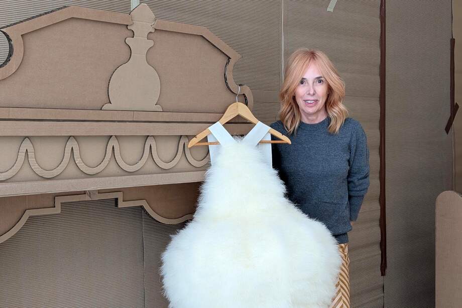 La diseñadora española Teresa Helbig posa durante una entrevista realizada el jueves 11 de septiembre en su local ubicado en el céntrico barrio de SoHo de Nueva York. / EFE/Sarah Yáñez-Richards