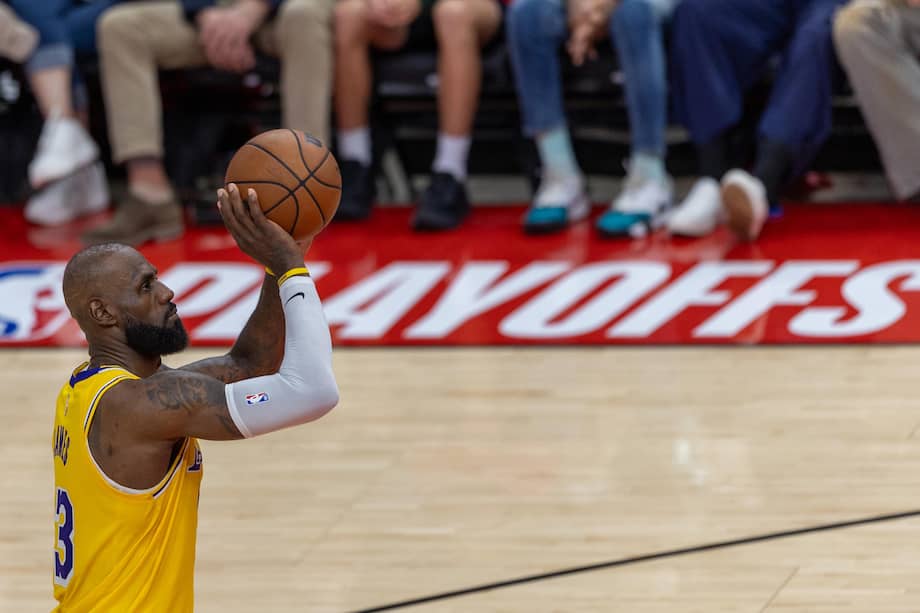 LeBron James de Los Ángeles Lakers realiza un tiro libre este viernes, en el partido de la fase eliminatoria de la NBA contra Houston Rockets en el Toyota Center.