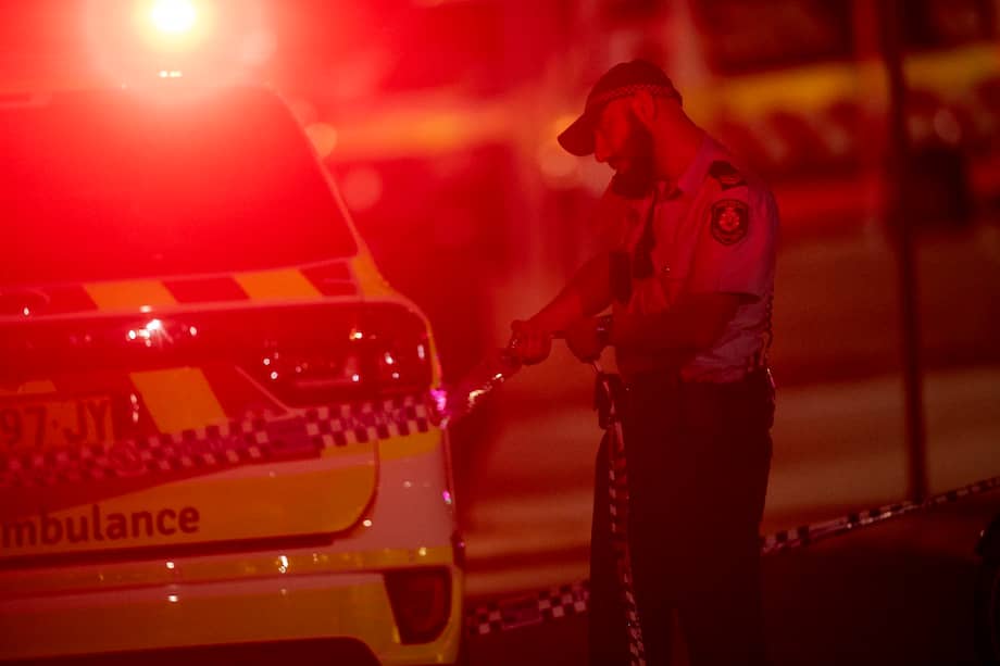 Un agente de policía trabaja cerca de la escena tras un tiroteo en Bondi Beach, en Sídney, Nueva Gales del Sur (NSW), Australia.