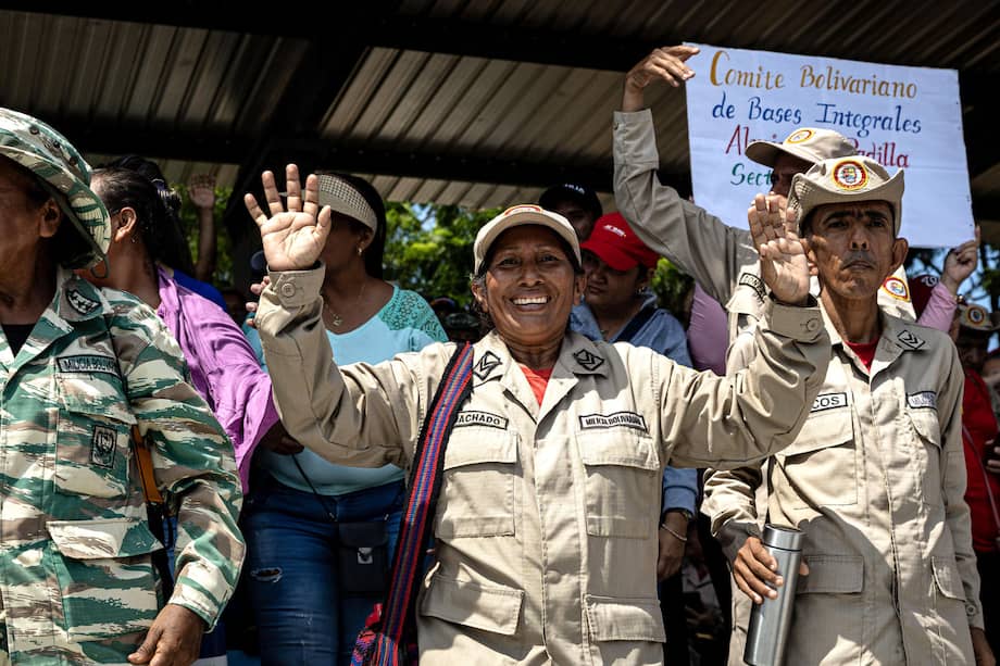 Personas participan en un acto de juramentación de Comités Bolivarianos de Base Integral (CBBI) en Maracaibo (Venezuela).