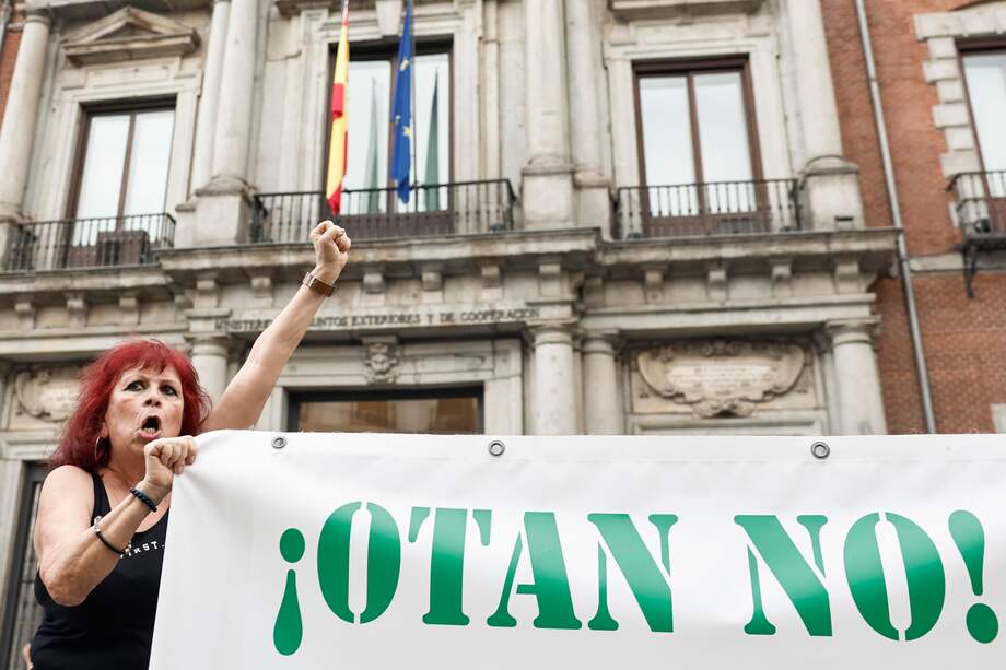 Españoles protestan en Madrid contra la OTAN y las exigencias de gasto en el área de defensa.