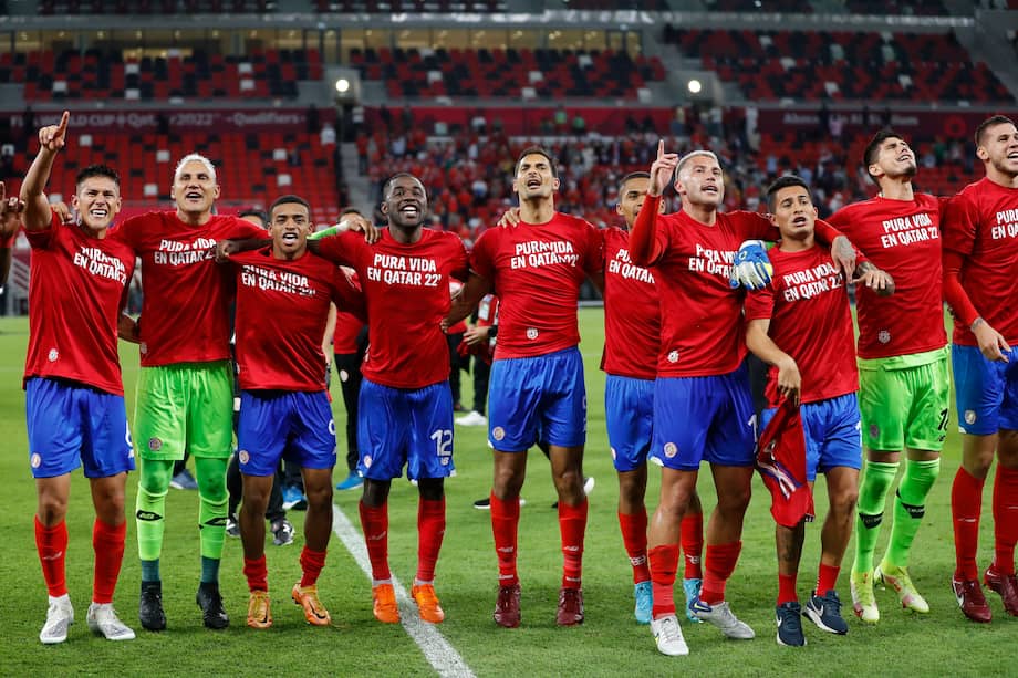 DOHA, 14/06/2022.- Los jugadores de Costa Rica celebran el triunfo tras el encuentro clasificatorio para el Mundial de fútbol de Catar 2022 disputado entre Costa Rica y Nueva Zelanda, este martes en el estadio Al Rayyan Stadium de Doha. EFE/ Alberto Estévez