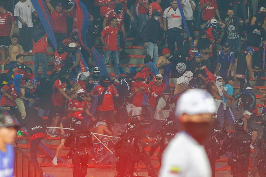 Hinchas de ambos equipos invadieron la cancha y se enfrentaron, causando daños al mobiliario del estado Atanasio Girardot.