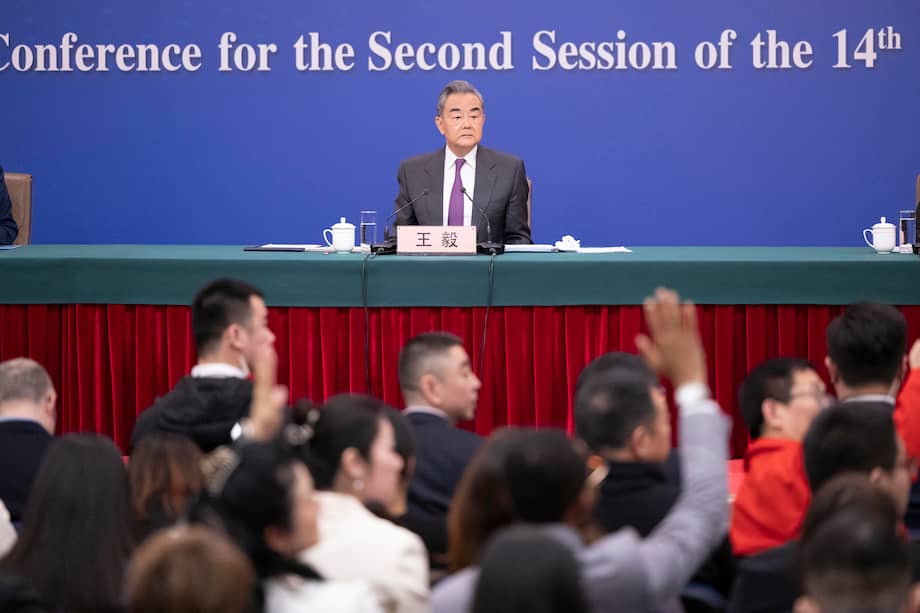 En su intervención, el ministro de Relaciones de China hizo un barrido por las relaciones internacionales de China y remarcó la posición que ha tomado el gigante asiático en los principales conflictos que hoy ocupan la atención internacional.