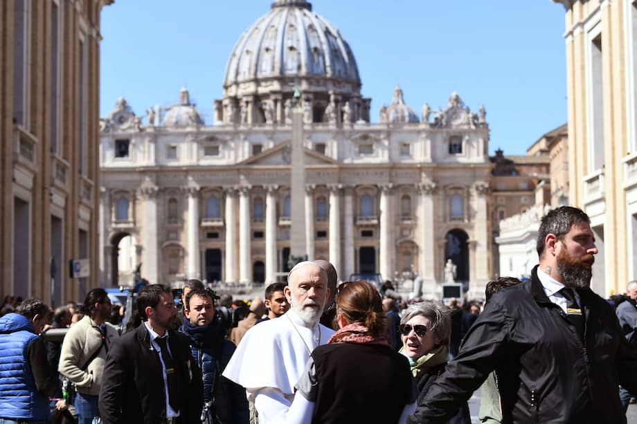 La serie "The New Pope", dirigida por Paolo Sorrentino y protagonizada por John Malkovich, se desarrolla en "el mundo del papado moderno", pero no se sabe nada más. Las zapatillas rojas de Malkovich evocan a las de Benedicto XVI o de sus antecesores, pues Francisco las trocó por otras más confortables y ortopédicas. / AFP